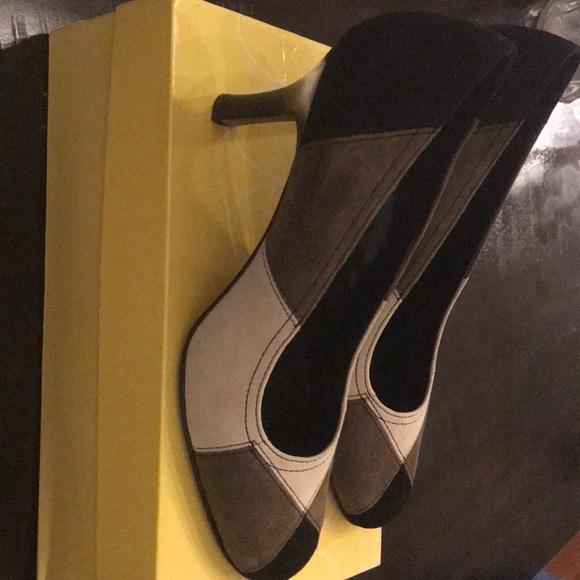 Shoes - Picture 3 of 4